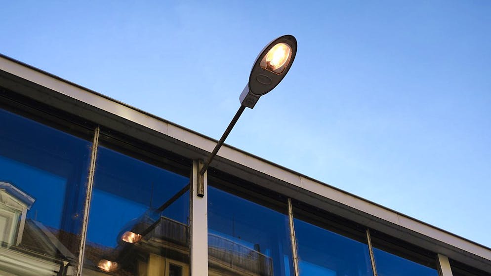 Erst ein Teil der Strassenbeleuchtung entlang der Aargauer Kantonsstrassen auf Gemeindegebiet ist auf energiesparende LED-Technik umgerüstet. Die Gemeinde sind gefordert. (Archivbild)