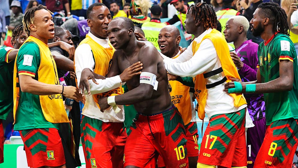 Shirt ausgezogen: Vincent Aboubakar fliegt nach seinem Treffer mit Gelb-Rot vom Platz.