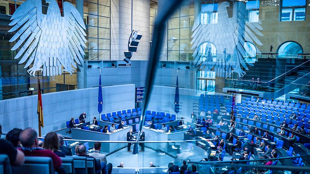 Die Abgeordneten debattieren im Plenarsaal im Deutschen Bundestag. Foto: Michael Kappeler/dpa