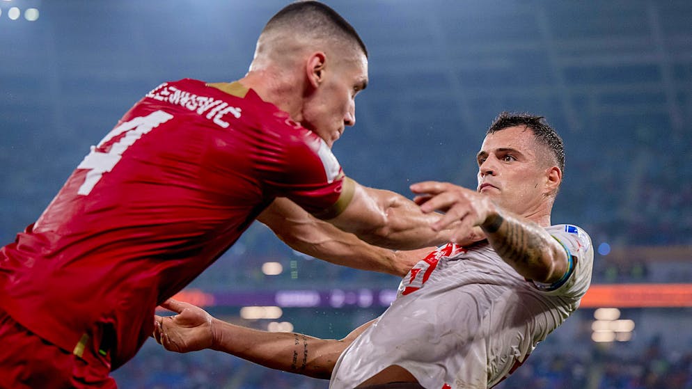 Granit Xhaka wird hart angegangen, verliert aber nicht die Nerven und bleibt relativ ruhig.