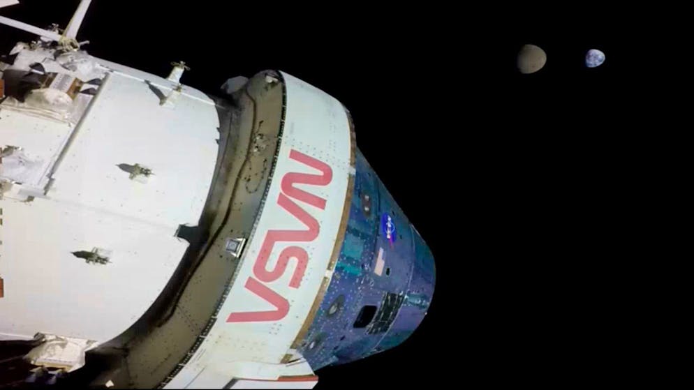 Auf dieser von der US-Raumfahrtbehörde Nasa zur Verfügung gestellten Aufnahme sind die Erde und der Mond von der «Orion»-Kapsel aus zu sehen.