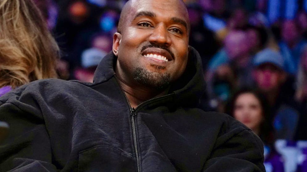 ARCHIV - Der Rapper Ye, früher bekannt als Kanye West, sieht sich ein Basketballspiel zwischen den Washington Wizards und den Los Angeles Lakers an. Foto: Ashley Landis/AP/dpa