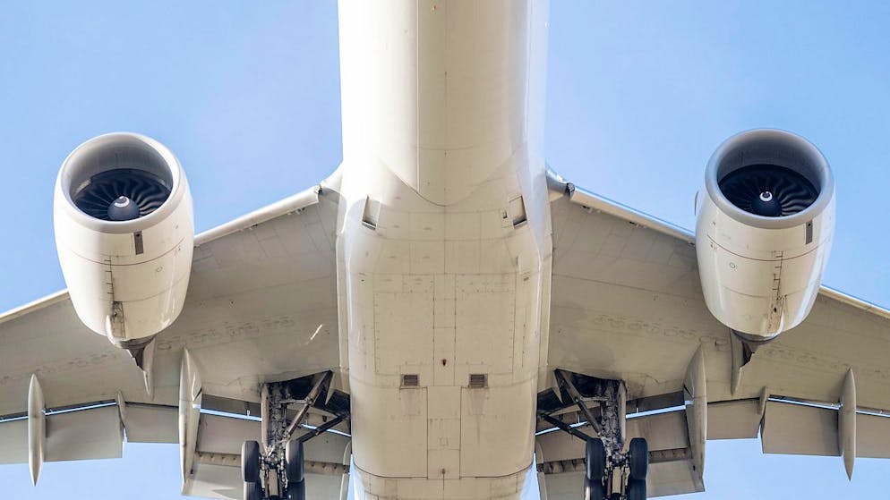 Wegen der Pandemie waren im vergangenen Jahr deutlich weniger Anwohnende von Fluglärm geplagt: Im Bild eine Boeing 777-3DE der Swiss im Anflug auf den Flughafen Zürich. (Archivbild)