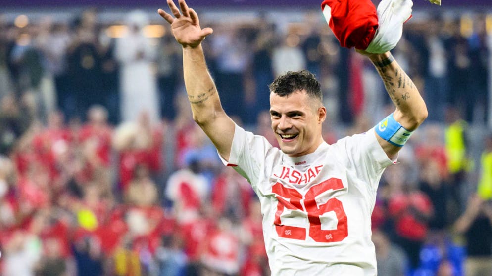 Granit Xhaka feiert den Schweizer Sieg mit dem Trikot von Ardon Jashari.