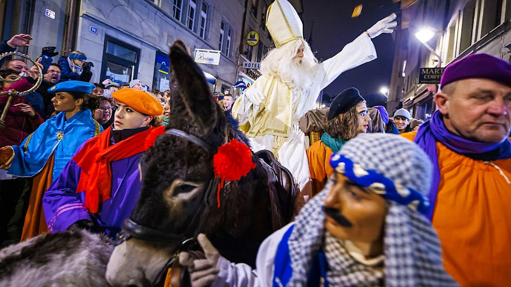 Der heilige Nikolaus, Schutzpatron von Freiburg, ist nach zwei Jahren Unterbrechung wegen der Corona-Pandemie in die Stadt zurückgekehrt.