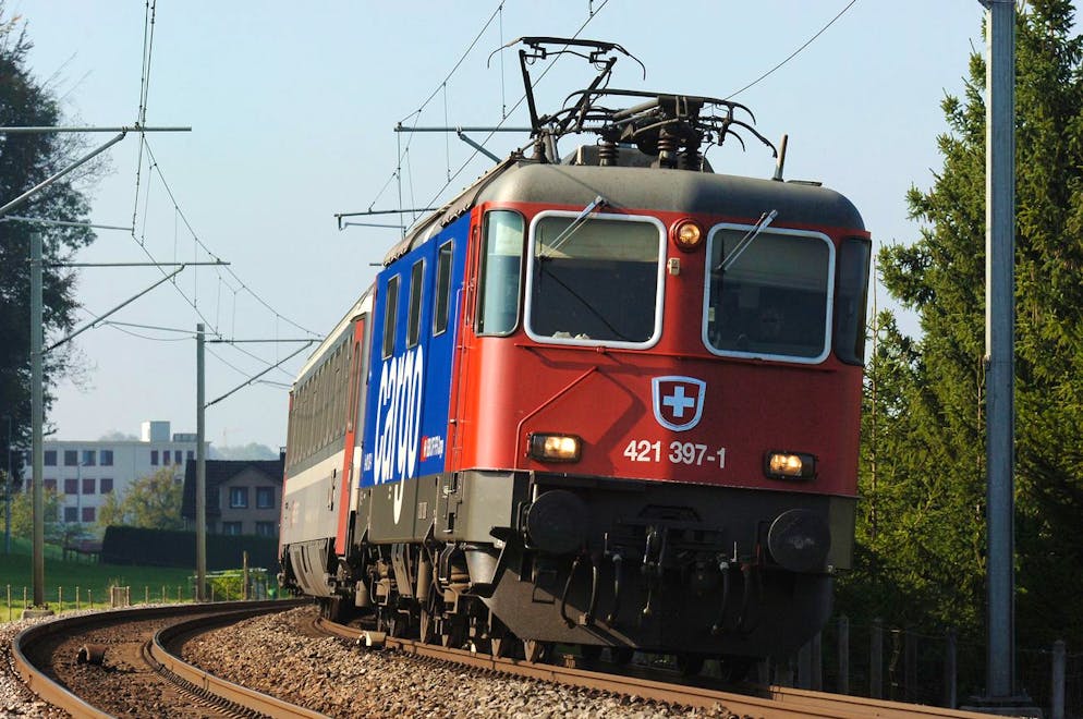 Un giovane svizzero di 18 anni è rimasto folgorato la notte scorsa dopo essere salito sul tetto di una carrozza di un treno alla stazione di Gossau (SG). È stato portato in ospedale in condizioni critiche.
