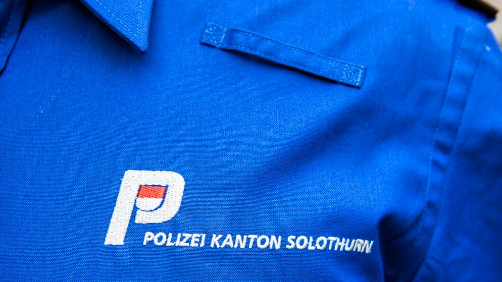 Ein Beamter der Kantonspolizei Solothurn. Die Polizei musste in der Stadt ausrücken, weil ein Auto mit der Aare-Seeland-Bahn zusammenstiess.(Archivbild)