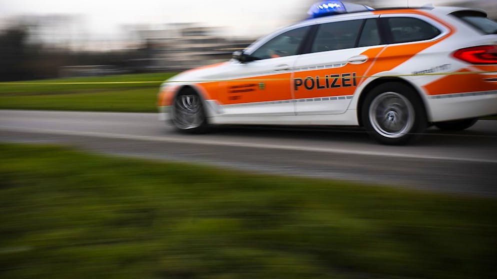 Die Kantonspolizei St. Gallen musste am frühen Samstagmorgen ausrücken, weil ein Jugendlicher auf einen Bahnwagen geklettert war und sich dabei einen Stromschlag zugezogen hatte. (Symbolbild)