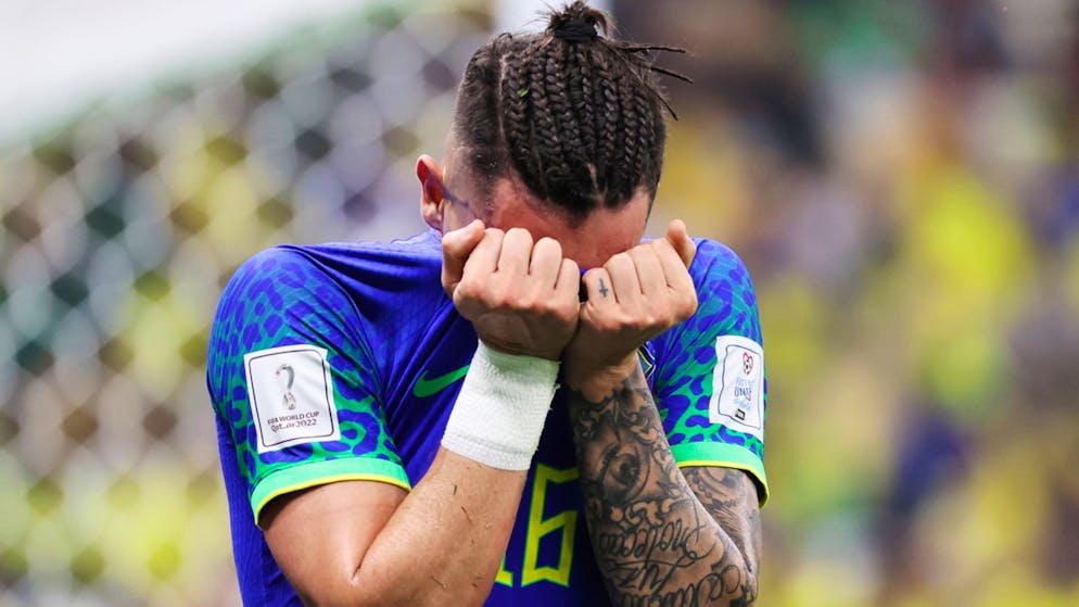 Alex Telles a quitté la pelouse en larmes vendredi.