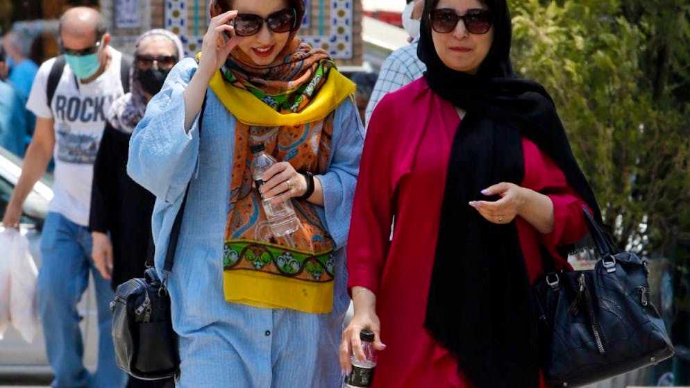 Secondo un rapporto confidenziale, solo una minoranza di iraniani sarebbe d'accordo con la legge sull'hijab, il velo islamico obbligatorio per le donne (foto simbolica)