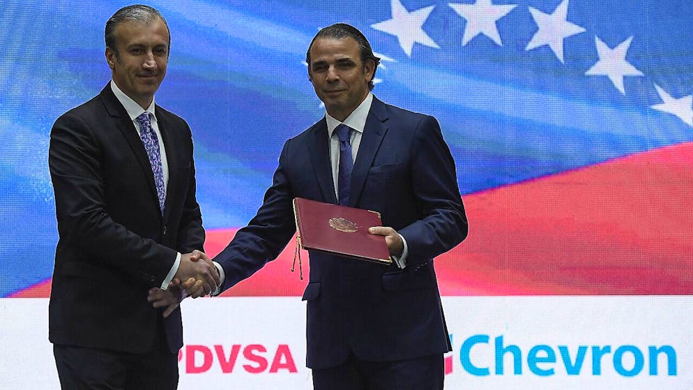 El gobierno del presidente venezolano Nicolás Maduro y la petrolera estadounidense Chevron firmaron hoy en Caracas una serie de contratos. "muy importante" Con el objetivo de promover el desarrollo de sus empresas mixtas en Venezuela.