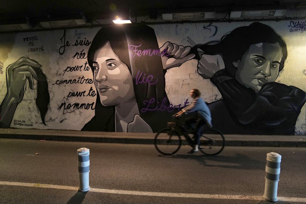 Secondo un rapporto confidenziale, solo una minoranza di iraniani sarebbe d'accordo con la legge sull'hijab, il velo islamico obbligatorio per le donne (foto simbolica)