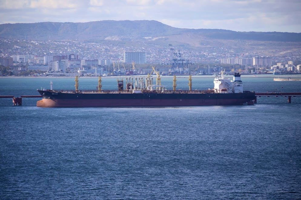 Una petroliera ormeggiata a Novorossiysk, in Russia, uno dei più grandi impianti petroliferi della Russia meridionale (foto d'archivio)