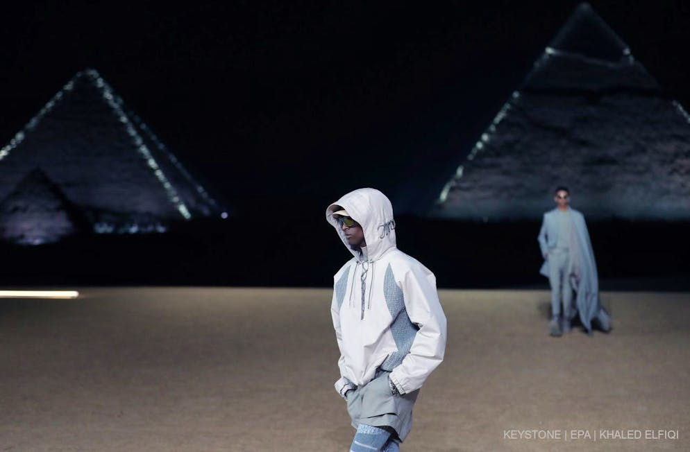 epa10346717 A model presents a creation by French fashion house Dior during the presentation of its Men's Pre-fall 2023 Collection at the Pyramids of Giza, in Giza, Egypt, 03 December 2022. The show marks Dior's first in Egypt. EPA/KHALED ELFIQI