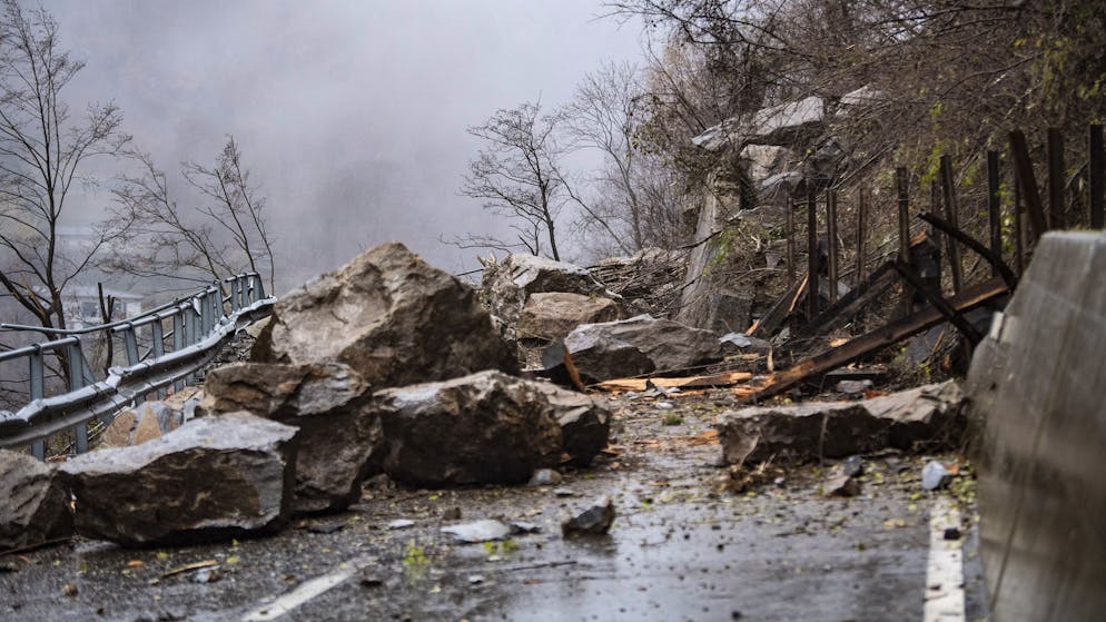 Frana. In Calanca riapre la strada fino a Buseno, caduti 300 metri cubi di roccia
