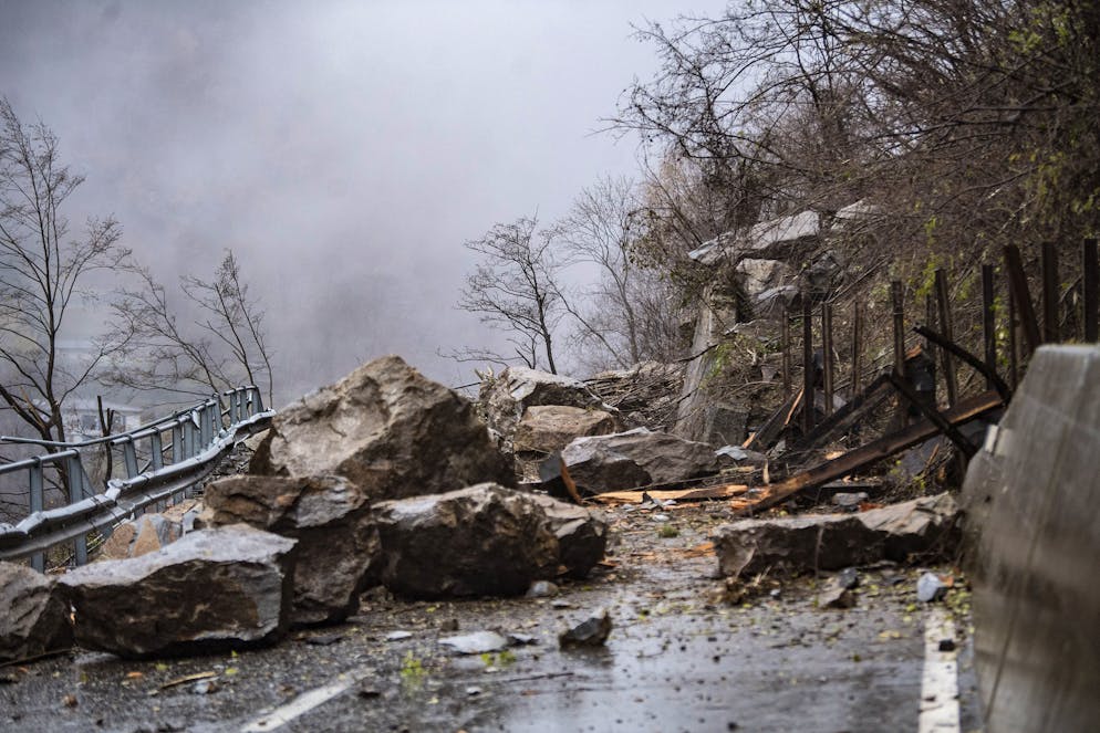 Una foto dello smottamento sulla strada Cantonale a Castaneda in Calanca dello scorso dicembre (foto d'archivio): quello di oggi non è un caso isolato.