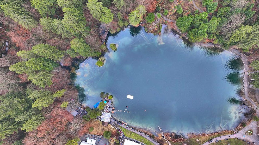 Um bei einer Wassertemperatur von 5 Grad in den Blausee bei Kandergrund im Berner Oberland zu steigen, braucht es Mut. Am Sonntag taten es dennoch über 500 - für einen guten Zweck.