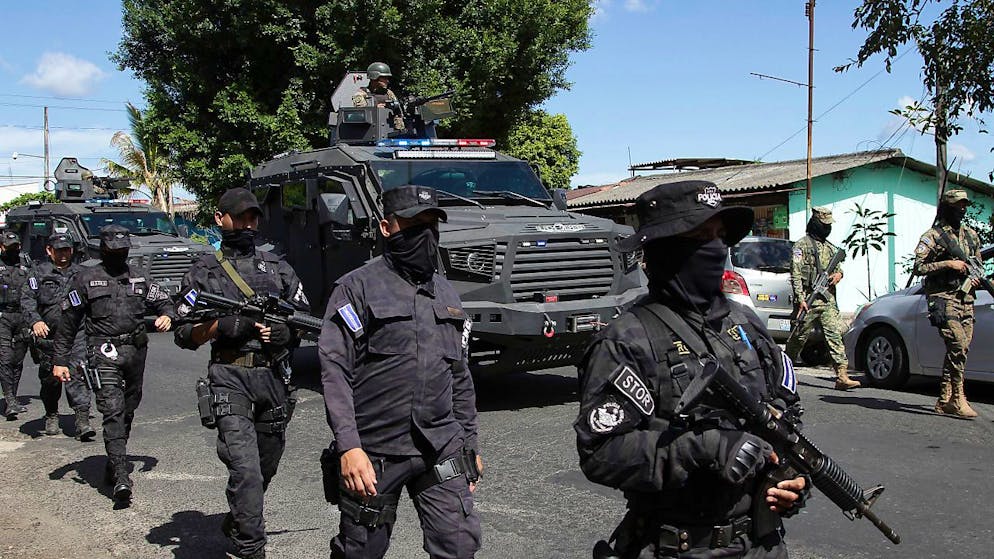 Polizeikräfte treffen in Soyapango ein. Foto: Salvador Melendez/AP/dpa