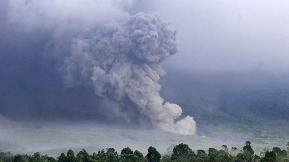 Le nubi di cenere che si innalzano dal vulcano Monte Semeru