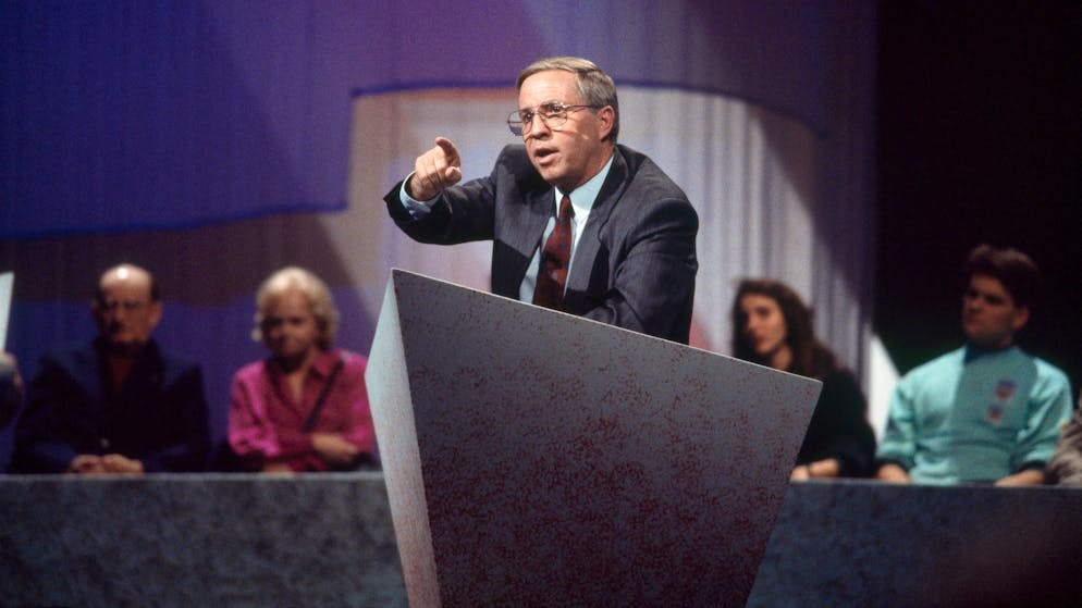 Der damalige Zürcher SVP Nationalrat Christoph Blocher wettert am 19. November 1992 in Zürich bei einer TV-Debatte gegen einen EWR-Beitritt der Schweiz.