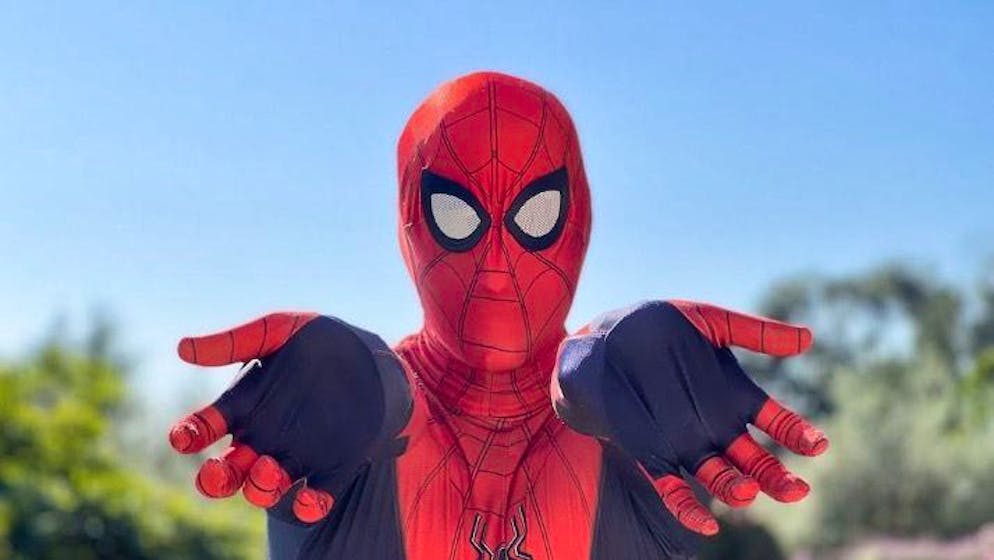 Il principe britannico Harry, vestito da supereroe, ha registrato un messaggio natalizio per i figli dei militari morti in servizio.
