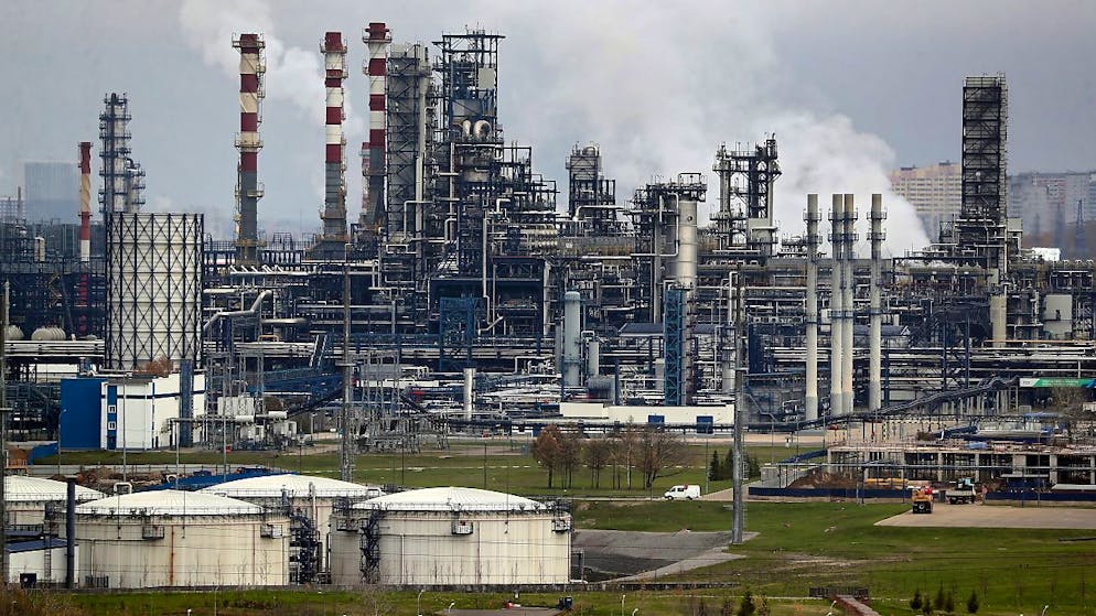 L'embargo al petrolio russo (via mare) dell'Ue e il price cap a 60 dollari al barile entrano in vigore. E, fra l'incertezza sull'impatto che le nuove misure avranno, l'Opec+ prende tempo e mantiene invariati gli attuali livelli di produzione.