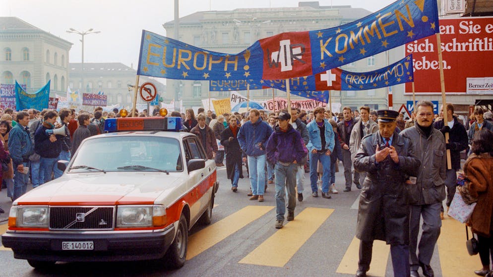 Menschen demonstrieren nach dem Nein zum EWR-Beitritt am 19. Dezember 1992 auf dem Bundesplatz in Bern für eine engere Anbindung an die damalige Europäische Gemeinschaft.