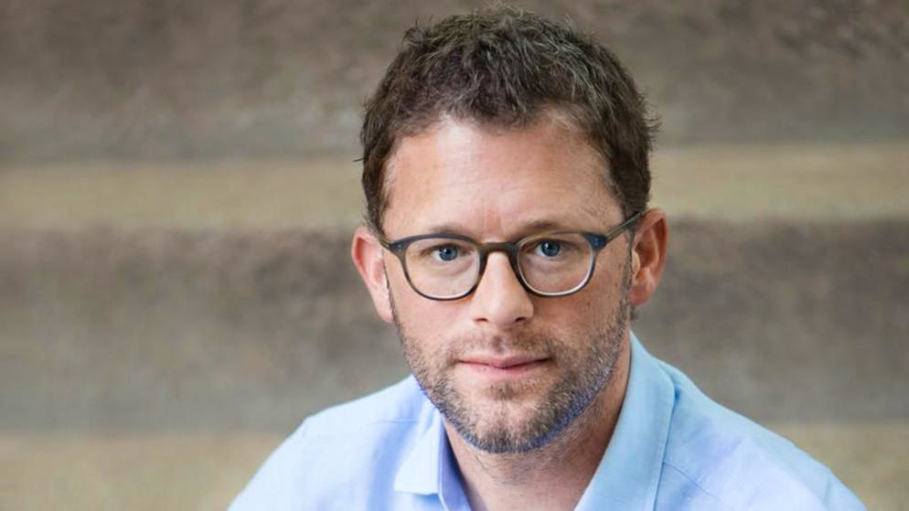 «Mit 12 schenkte mir mein Götti eine Karaoke-Maschine inklusive Mikrofon. Es ist mit einer der Gründe, warum ich heute Journalist bin»: David Karasek.