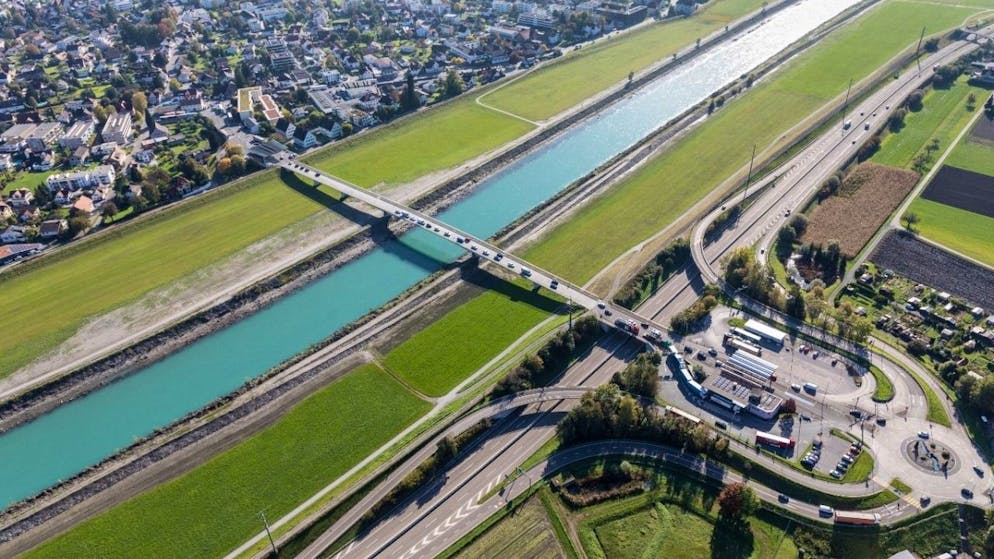 Die Brücke über den Rhein, die den Kanton St. Gallen bei Lustenau mit dem Land Vorarlberg verbindet, muss ersetzt werden.
