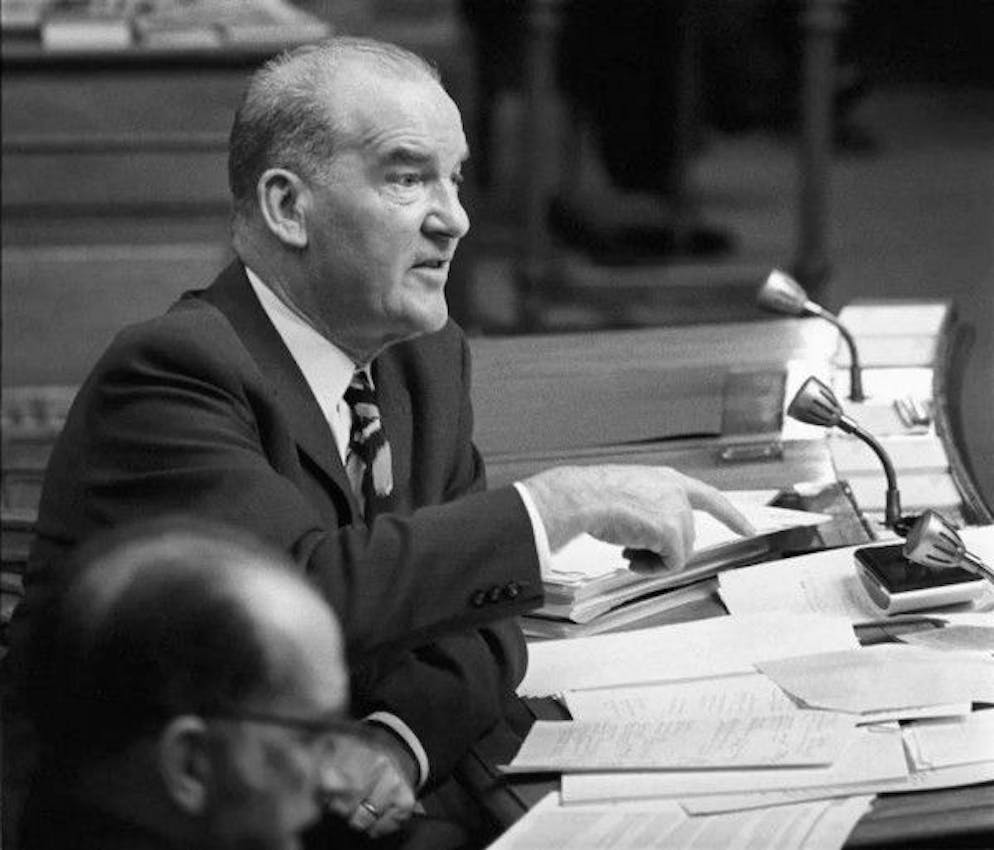 Rudolf Gnägi, deceduto nel 1985, interviene al Consiglio degli Stati in occasione del dibattito sull'abolizione della cavalleria: il consigliere federale e capo del Dipartimento della difesa ha ricevuto molte opposizioni alla sua decisione.