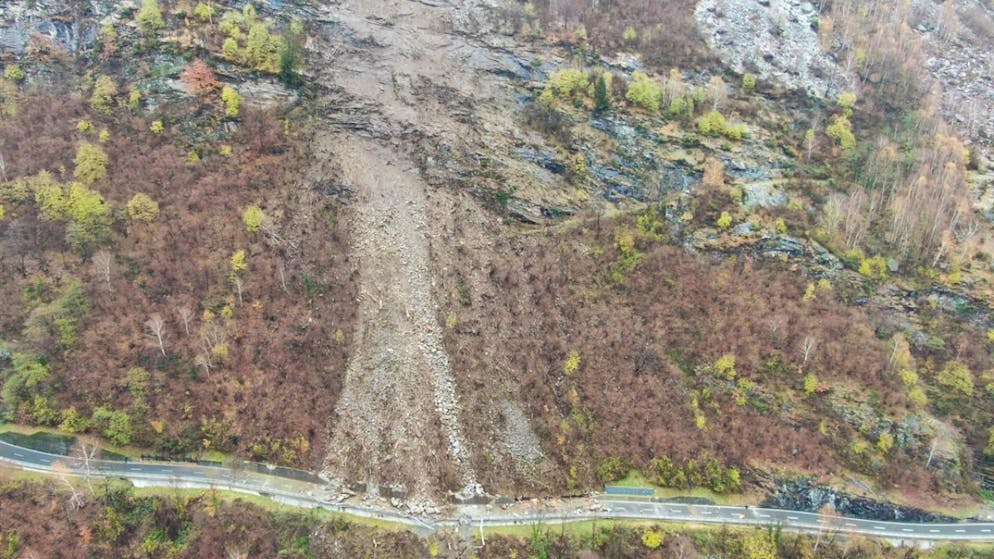 La frana in Val Calanca ha interrotto la strada tra il bivio di Castaneda e Molina.
