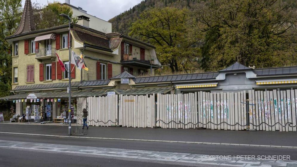 Sicht auf das geschlossene Interlakner Restaurant, dessen Wirt im Herbst 2020 Opfer eines Tötungsdelikts wurde.