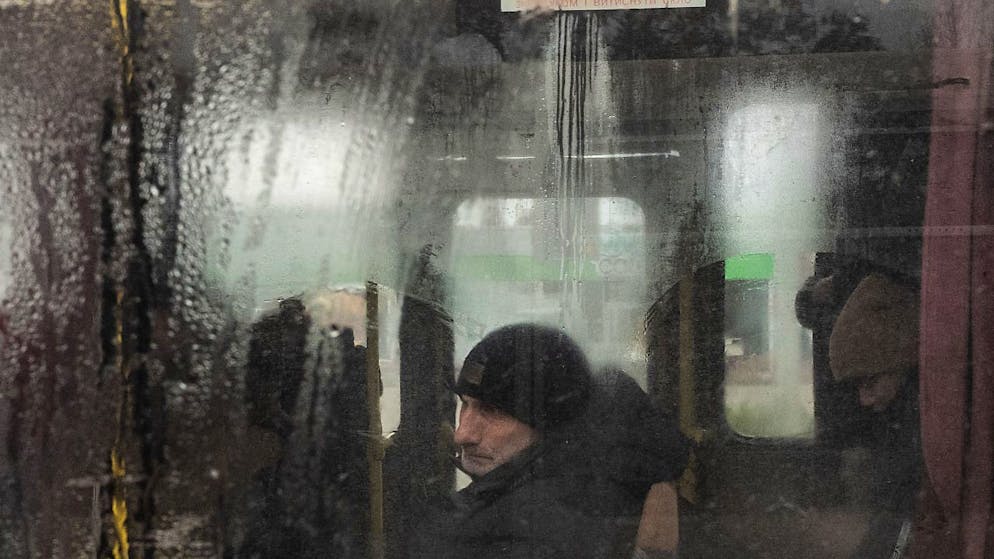 Ein Mann reist in einem Evakuierungsbus in die Region Odessa. Foto: Sadak Souici/Le Pictorium Agency via ZUMA/dpa