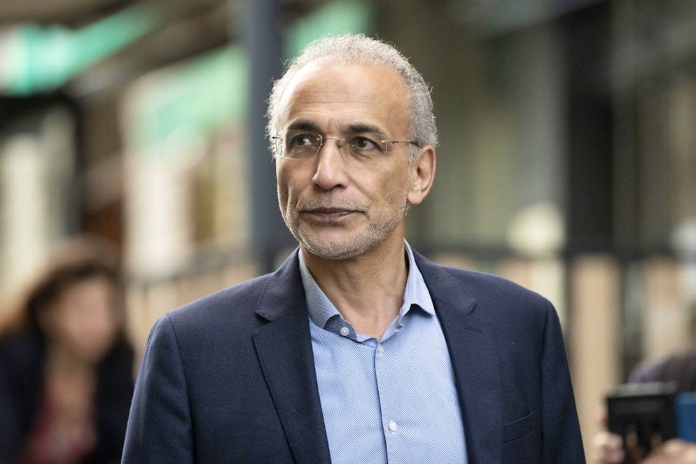 L'islamologo Tariq Ramadan arriva a palazzo di giustizia a Ginevra nel ottobre del 2022 per l'apertura del processo nel quale ha accusato un giornalista di calunnia e diffamazione.