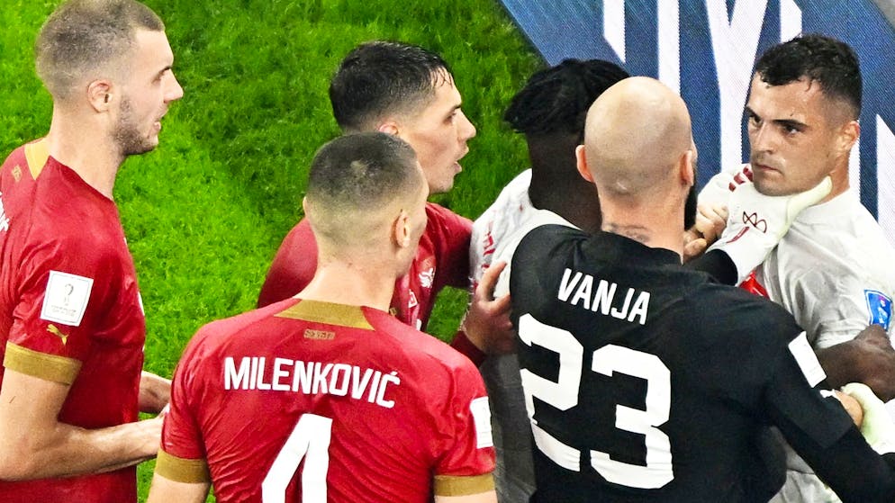 Granit Xhaka geriet im Spiel gegen Serbien mehrfach mit Gegenspielern aneinander.