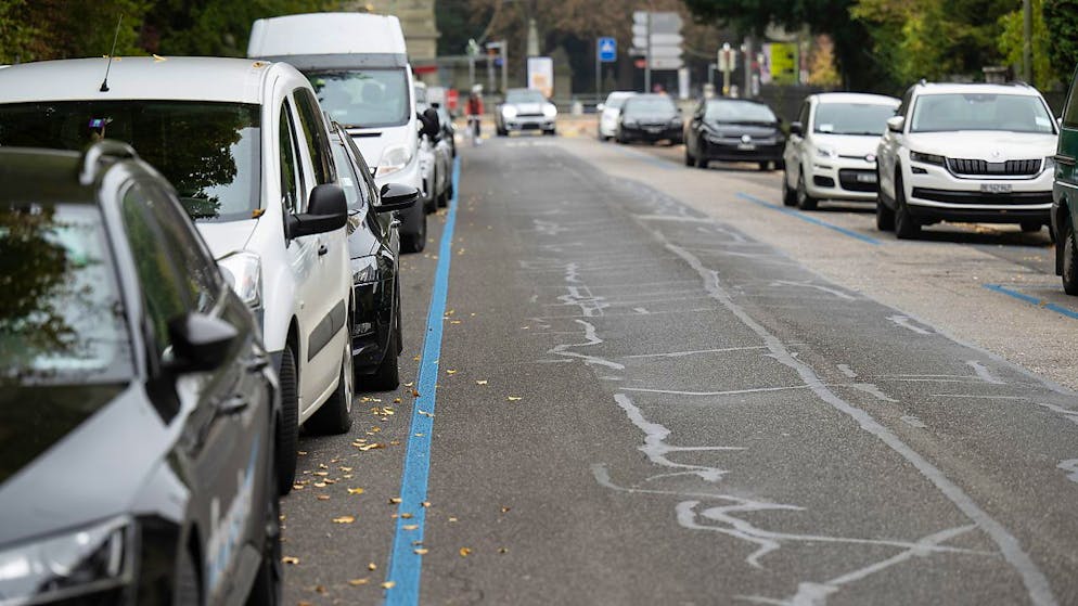 Auf verdichtete Flächen mit mehr Wohnraum folgen auch mehr Verkehr und mehr Parkplätze. Das treibt laut dem Schaffhauser Raumplaner Hans-Georg Bächtold die Bodenversiegelung voran: «Eigentlich müssten wir das Auto aus Städten und auch aus Siedlungen verbannen.» (Archivbild)