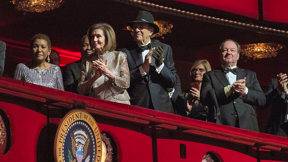 Paul Pelosi a fianco della moglie Nancy.