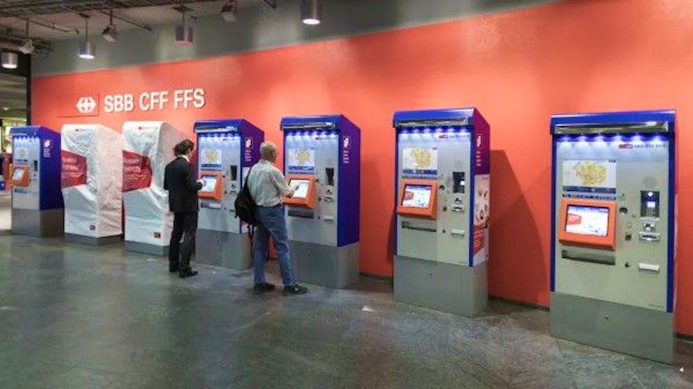 Troppo costosi, troppo poco usati: i distributori automatici di biglietti, come quelli nella hall della stazione di Berna, sono un modello fuori produzione.