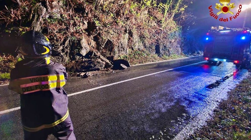 L'intervento dei pompieri in attesa dei tecnici