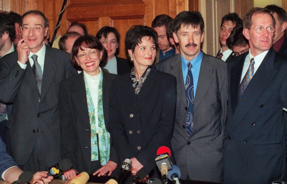 I cinque candidati ufficiali del CVP al Consiglio federale: Remigio Ratti, Rita Roos, Ruth Metzler, Adalbert Durrer e Joseph Deiss, da sinistra, posano insieme per la foto di gruppo dei candidati alle elezioni del Consiglio federale dell'11 marzo 1999, martedì 2 marzo 1999 a Berna.