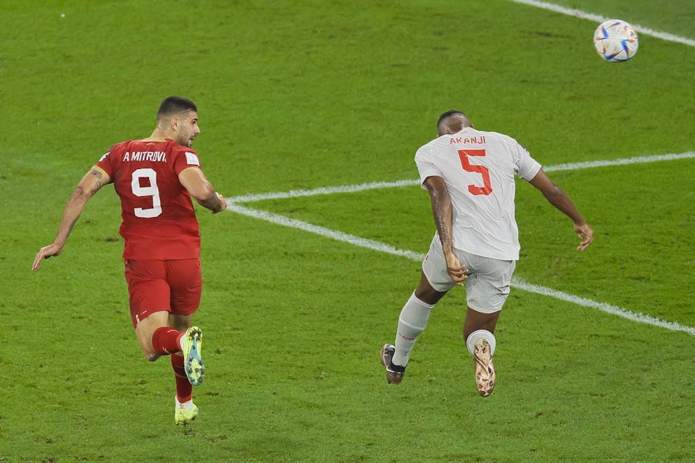 Zu viel Platz: Mitrovic trifft per Kopf gegen die Schweiz.