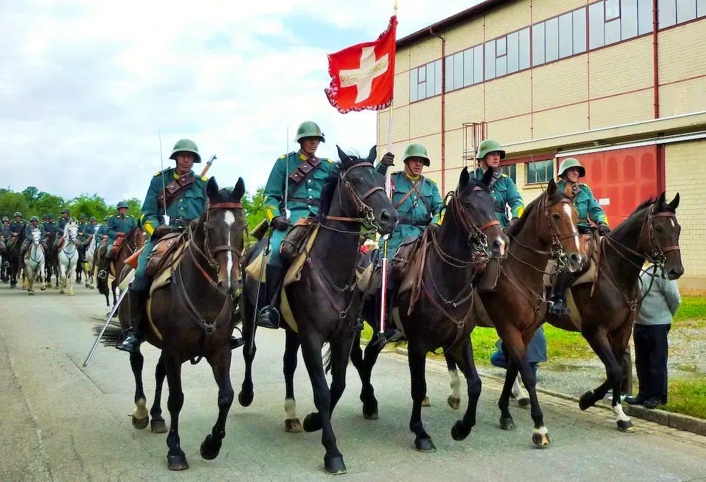 I membri dell'Associazione Squadrone di Cavalleria Svizzera 1972 a cavallo nel settembre 2009.