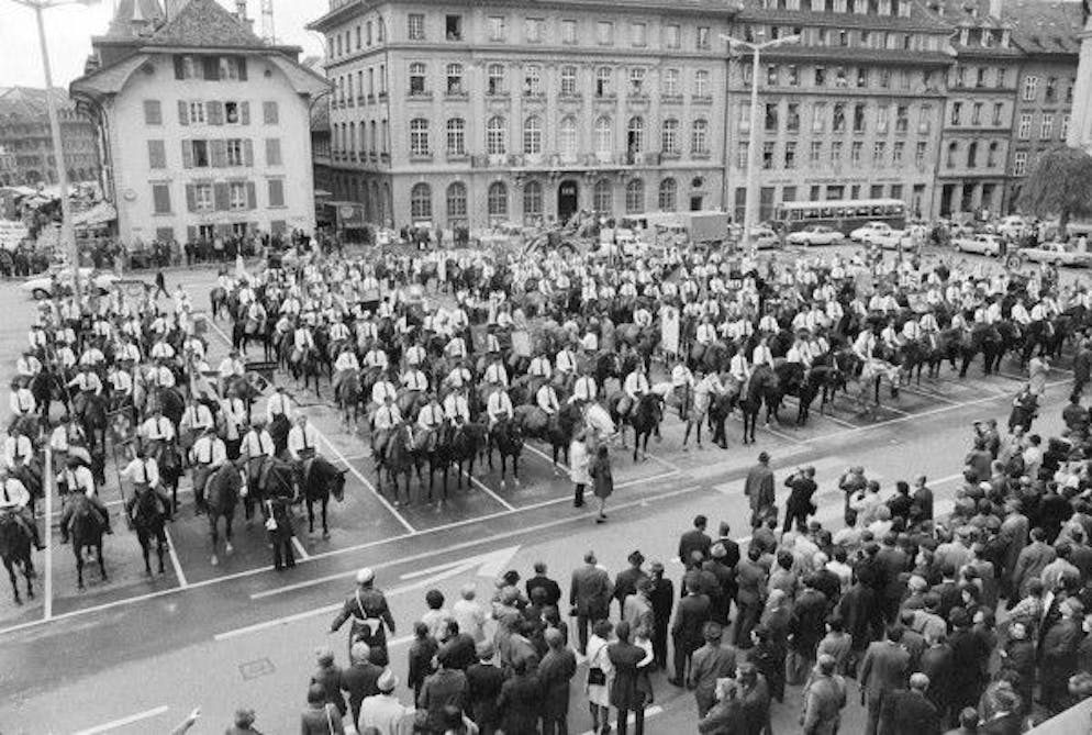 L'11 maggio 1972, 250 uomini a cavallo consegnarono sulla Piazza federale a Berna più di 430.000 firme per la conservazione della cavalleria, che furono raccolte in soli 24 giorni.