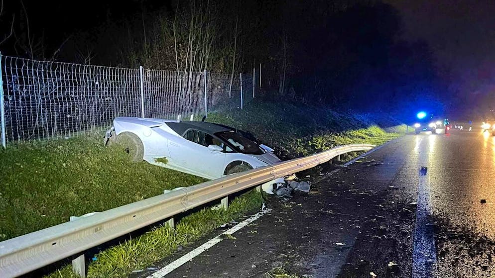 Der 600 PS starke Sportwagen ist nach dem Selbstunfall auf der Autobahn A1 bei Suhr AG wohl schrottreif.