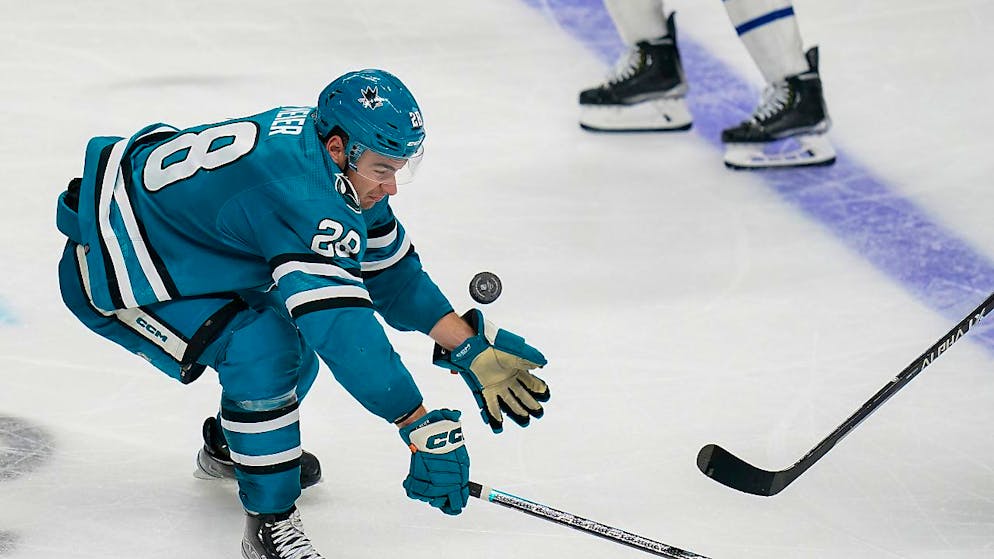 Timo Meier ist mit Verteidigungsarbeit beschäftigt. Er hat mit den San Jose Sharks derzeit wenig Grund zum Feiern. (Archivaufnahme)
