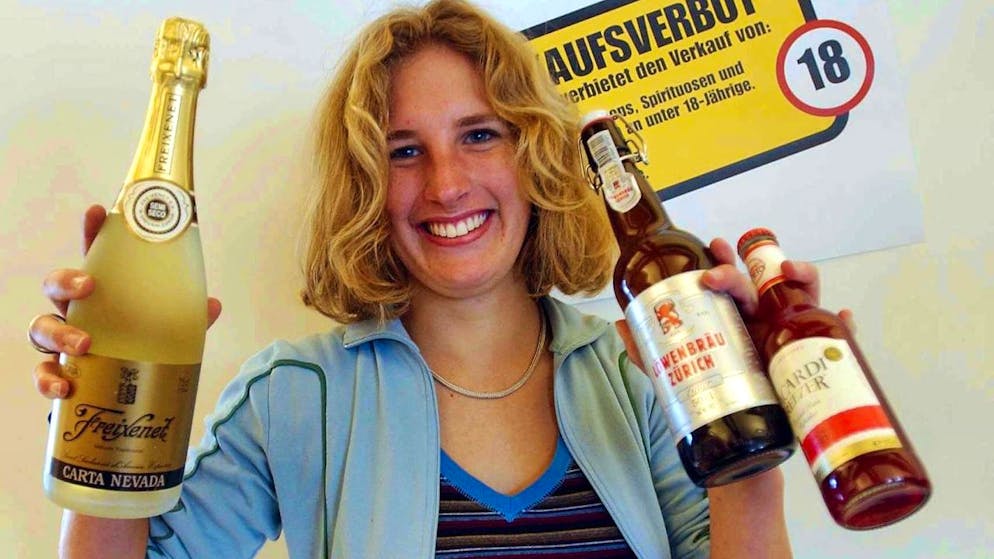 Bei Testkäufen im Kanton Luzern erhielten Jugendliche in vielen Fällen verbotenerweise Alkohol. (Archivbild)
