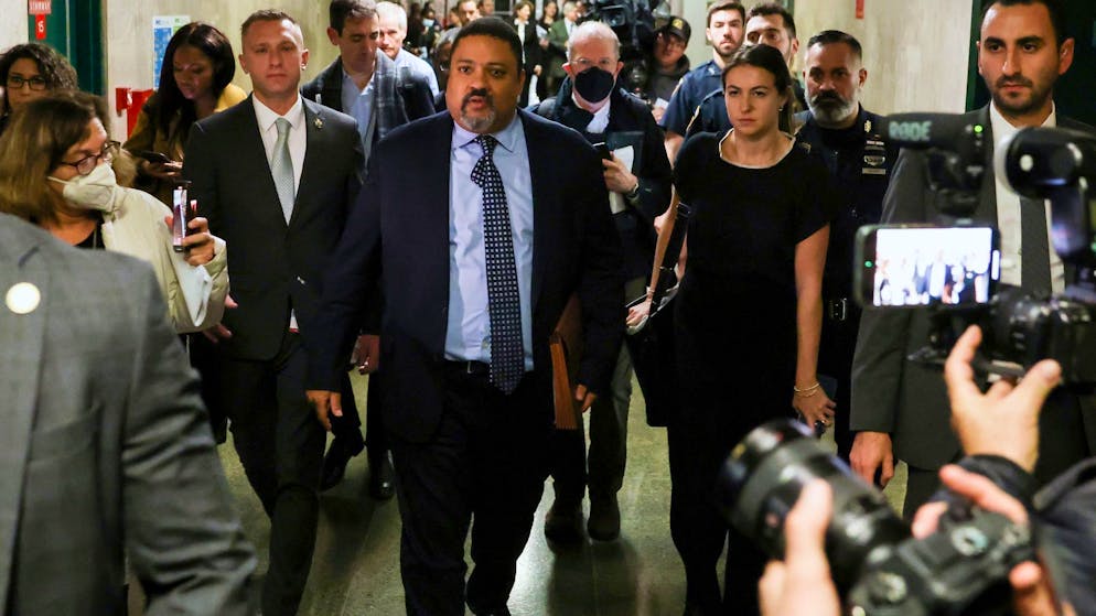 Alvin Bragg, der Bezirksstaatsanwalt von Manhattan, verlässt den Gerichtssaal, nachdem die Geschworenen die Trump Organization in allen Anklagepunkten schuldig gesprochen haben.