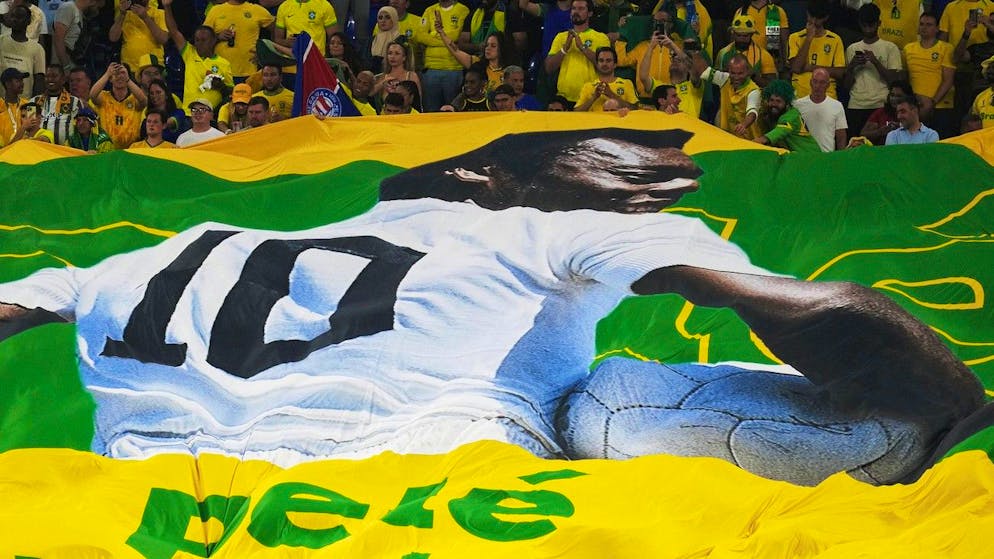 Des supporters brésiliens rendaient hommage à leur légende durant le match du Brésil face à la Corée du Sud.