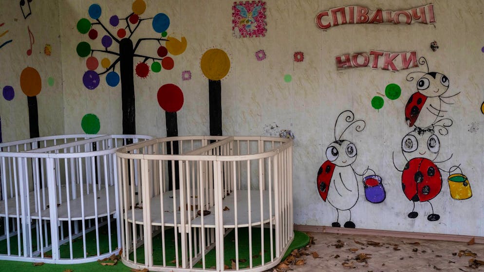 Leere Krippen im Hof des regionalen Kinderheims von Kherson in der Südukraine.