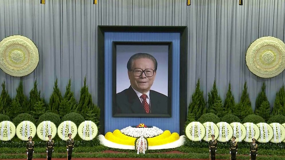 Il ritratto gigante dell'ex presidente cinese Jiang Zemin durante una commemorazione formale tenutasi nella Grande Sala del Popolo a Pechino